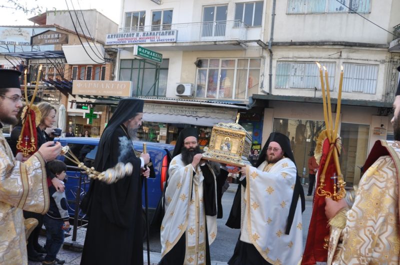 Ἡ λάρνακα τοῦ Ὁσίου καί Θεοφόρου Πατρός Γεωργίου στήν πόλη τῆς Δράμας.