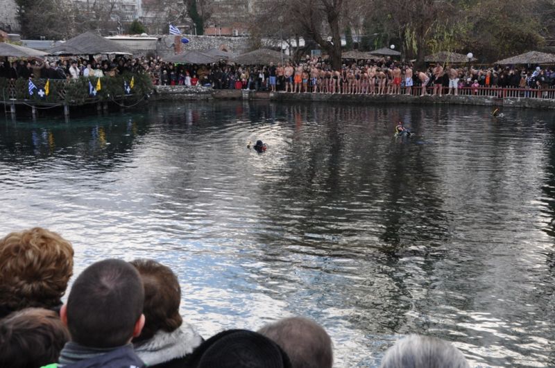 ΤΑ ΑΓΙΑ ΘΕΟΦΑΝΕΙΑ ΣΤΗ ΜΗΤΡΟΠΟΛΗ  ΔΡΑΜΑΣ